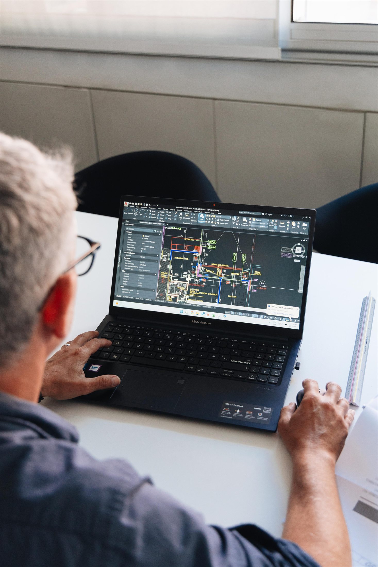 Arquitecto de Alpha trabajando los planos en AutoCAD