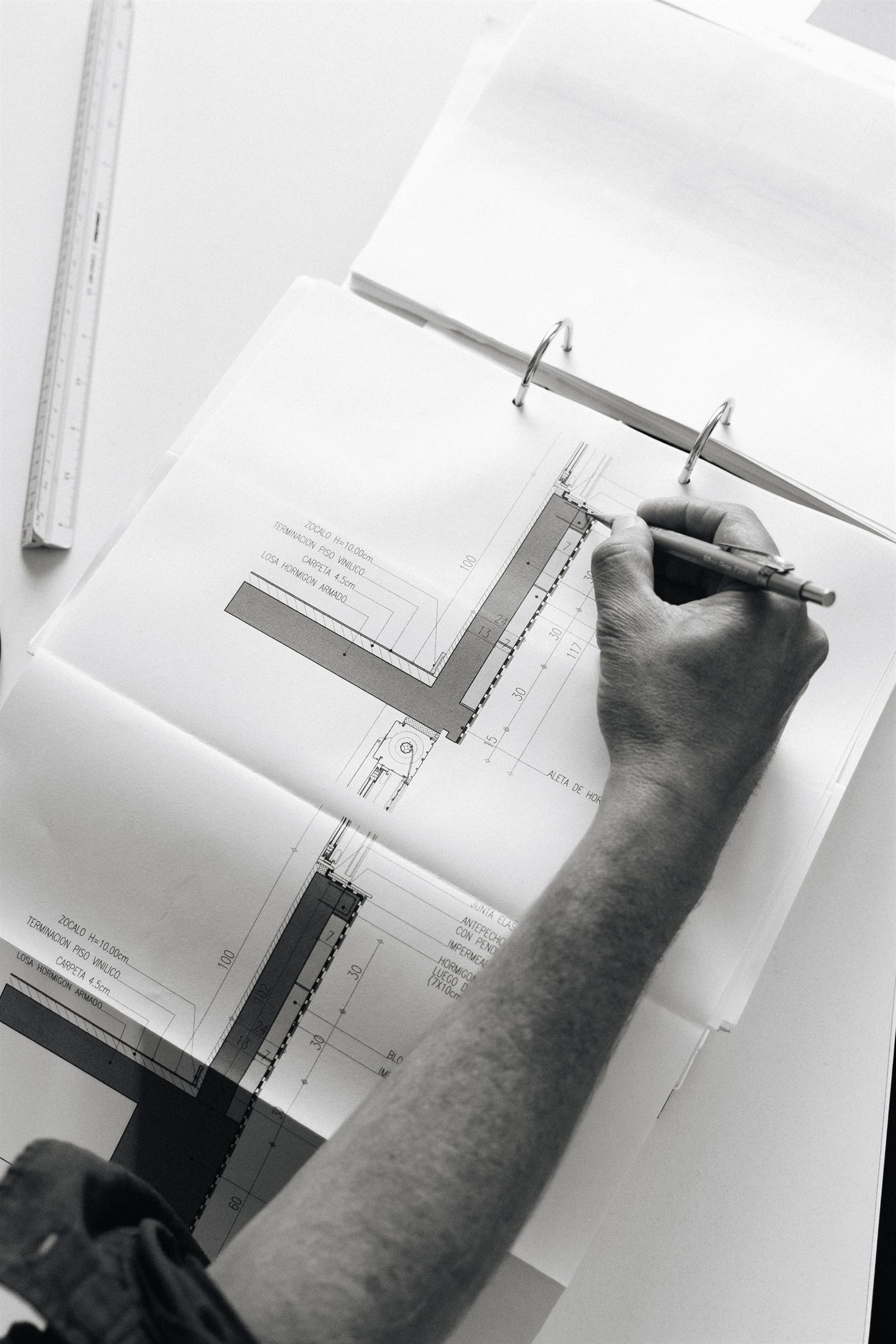 Arquitecto de Alpha dibujando sobre los planos